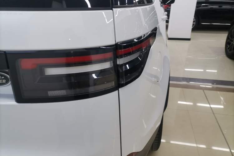 Used Land Rover Discovery 2020 2.0T SE Exterior 6