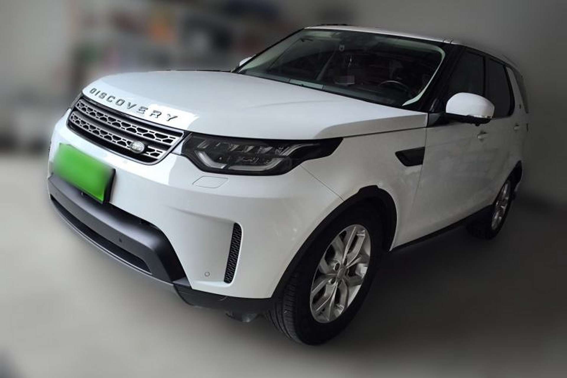 Used Land Rover Discovery 2020 2.0T SE Front Left 45 Deg