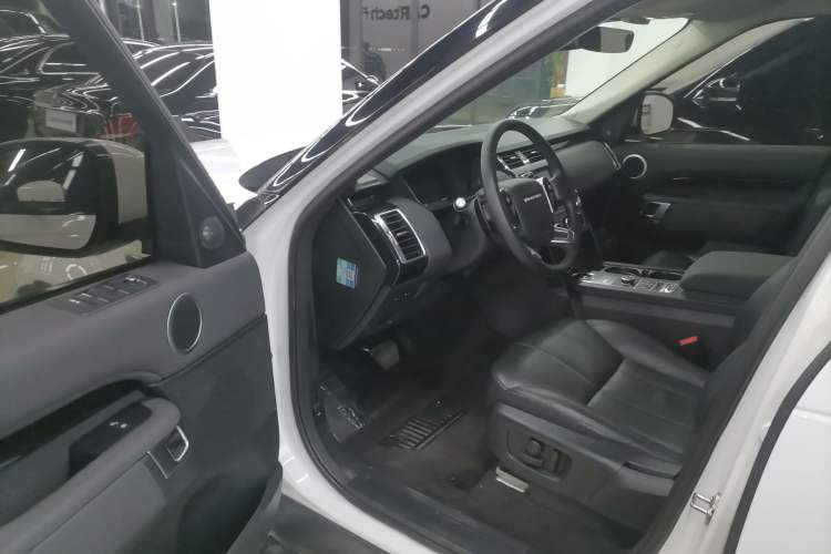 Used Land Rover Discovery 2020 2.0T SE Interior 3
