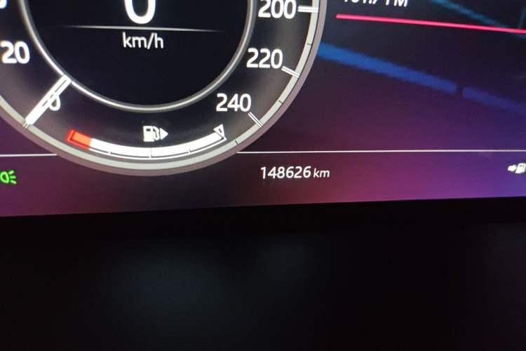 Used Land Rover Discovery 2020 3.0 SC V6 SE Odometer Close Up