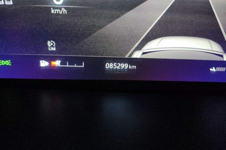 Used Land Rover Discovery 2020 3.0 SC V6 30th Anniversary Special Edition Odometer Close Up