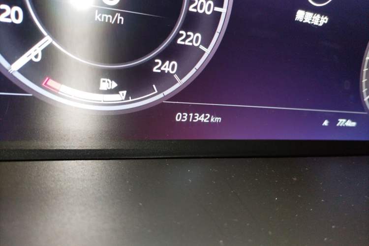 Used Land Rover Discovery 2020 2.0T SE Odometer Close Up