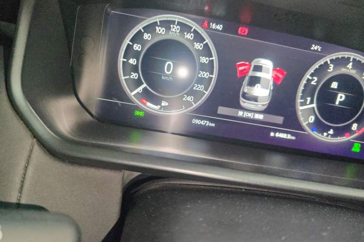 Used Land Rover Discovery 2020 2.0T SE Odometer Close Up