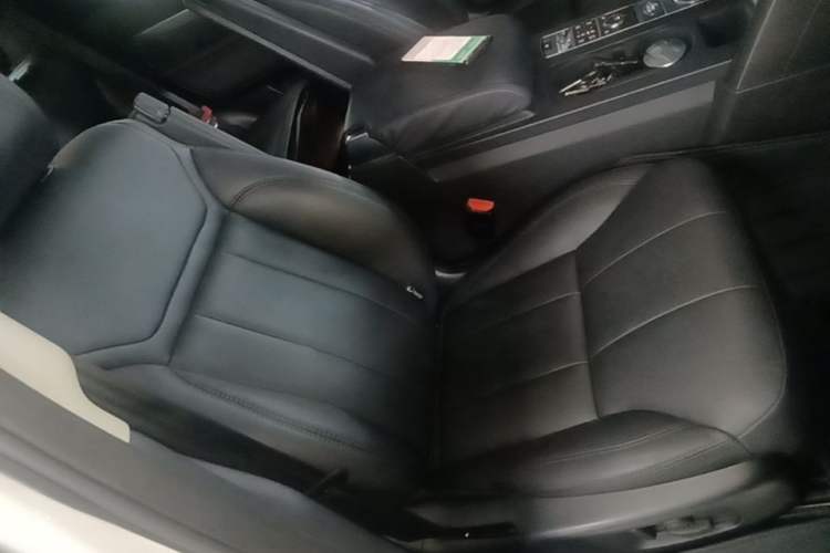 Used Land Rover Discovery 2020 3.0 SC V6 30th Anniversary Special Edition Right Front Seat
