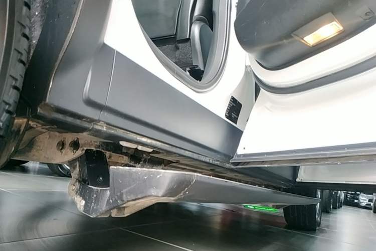Used Land Rover Discovery 2020 3.0 SC V6 SE Right Side Sill