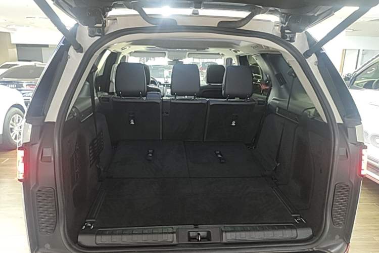 Used Land Rover Discovery 2020 2.0T 30th Anniversary Special Edition Trunk