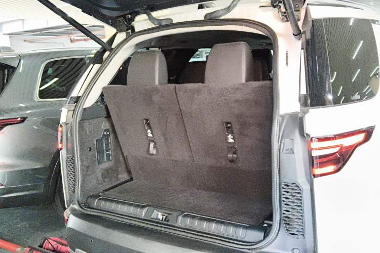 Used Land Rover Discovery 2020 3.0 SC V6 SE Trunk