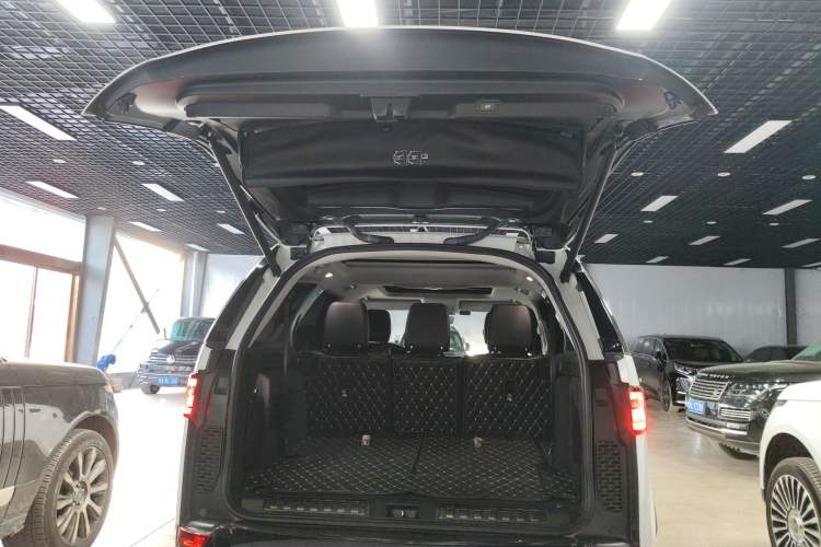 Used Land Rover Discovery 2020 3.0 SC V6 30th Anniversary Special Edition Trunk