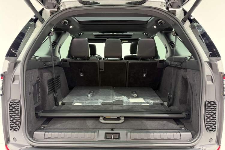 Used Land Rover Discovery 2020 3.0 SC V6 SE Trunk