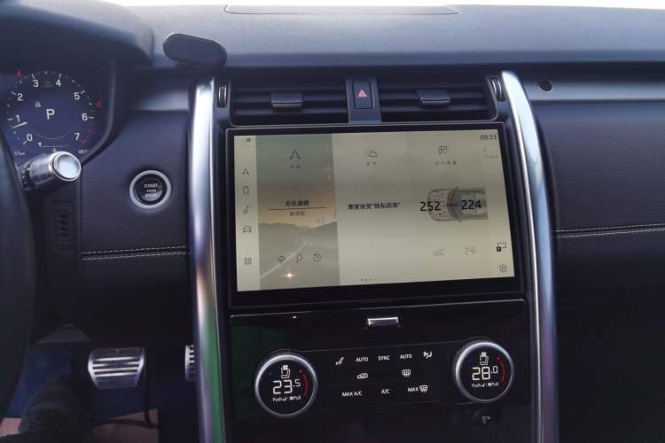 Used Land Rover Discovery 2021 360 PS R-Dynamic S Audio And AC Panel