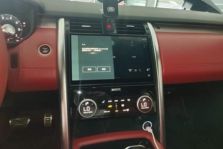 Used Land Rover Discovery 2021 360 PS R-Dynamic SE Audio And AC Panel