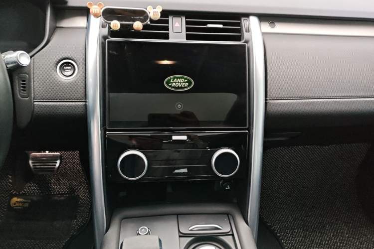 Used Land Rover Discovery 2021 360 PS R-Dynamic SE Audio And AC Panel