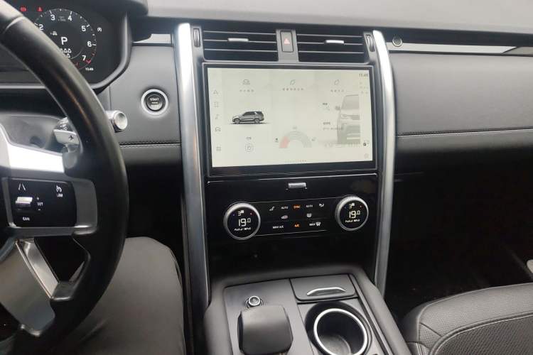 Used Land Rover Discovery 2021 300PS S Audio And AC Panel