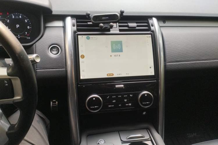 Used Land Rover Discovery 2021 360 PS R-Dynamic SE Audio And AC Panel