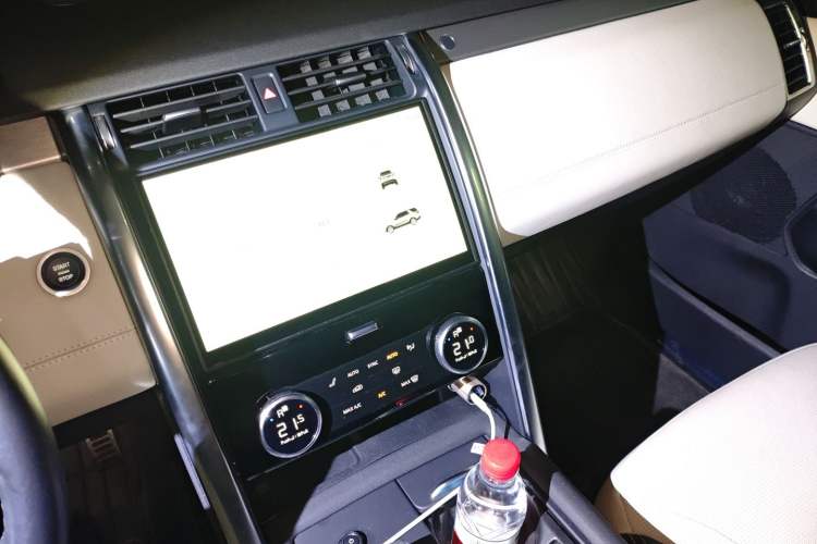 Used Land Rover Discovery 2021 360 PS R-Dynamic S Audio And AC Panel
