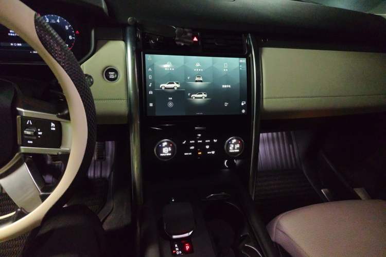 Used Land Rover Discovery 2021 360 PS R-Dynamic SE Audio And AC Panel