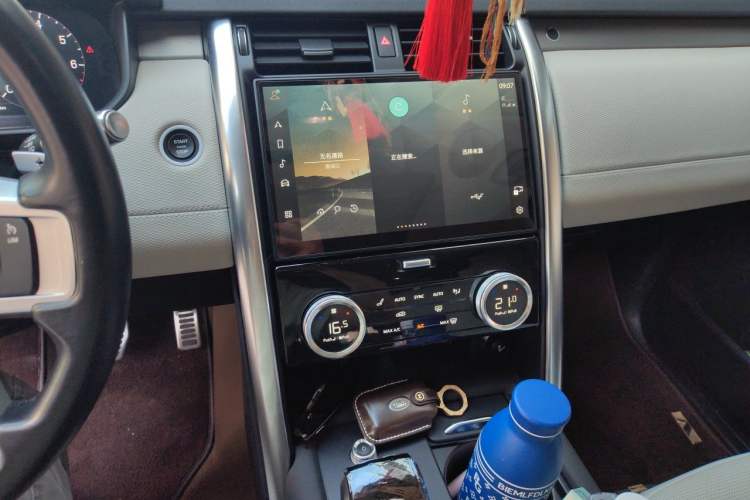 Used Land Rover Discovery 2021 360 PS R-Dynamic SE Audio And AC Panel