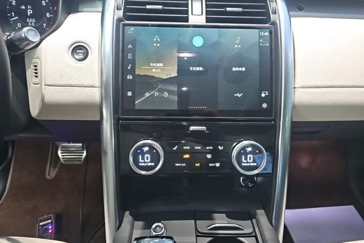 Used Land Rover Discovery 2021 360 PS R-Dynamic SE Audio And AC Panel