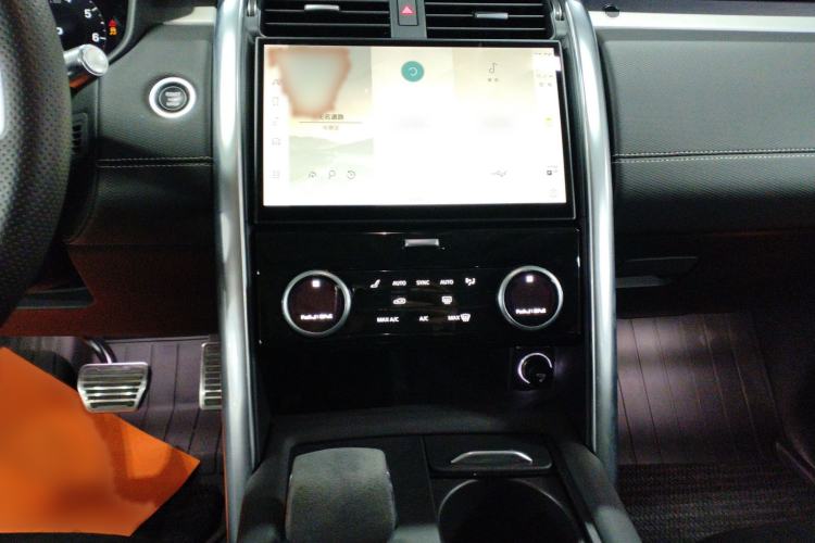 Used Land Rover Discovery 2021 360 PS R-Dynamic SE Audio And AC Panel