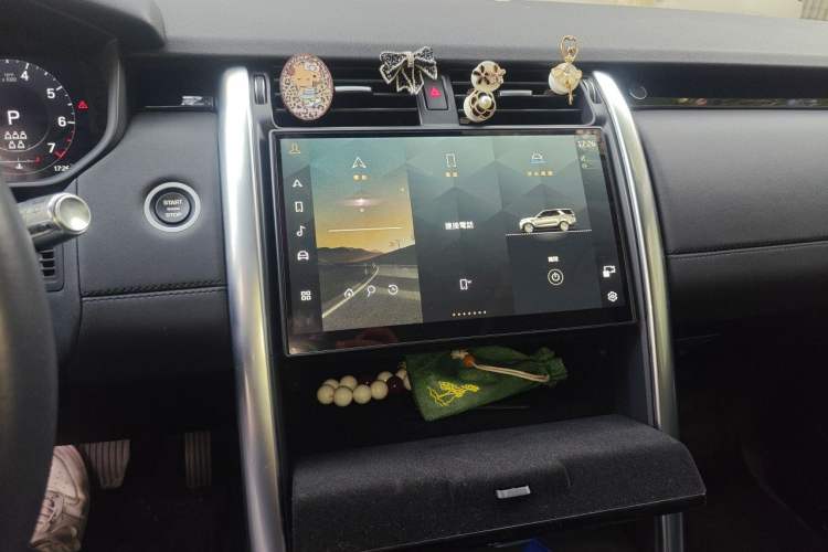Used Land Rover Discovery 2021 300PS S Audio And AC Panel