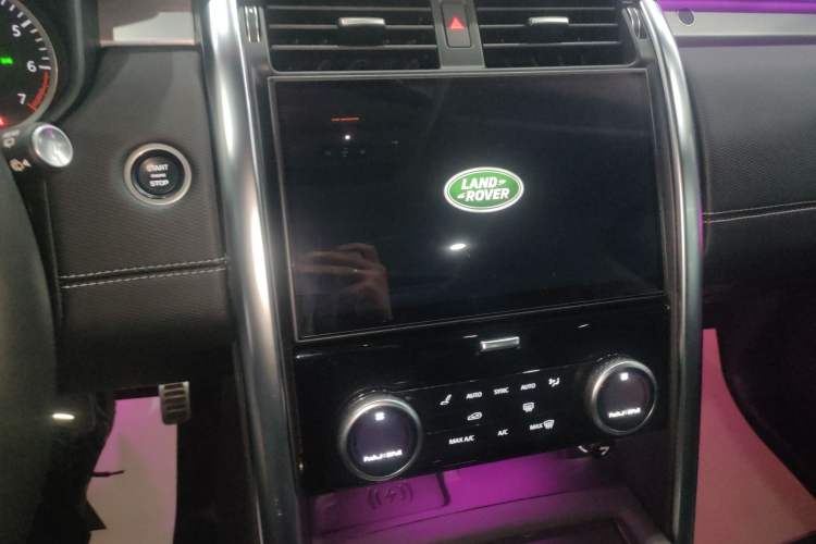 Used Land Rover Discovery 2021 360 PS R-Dynamic SE Audio And AC Panel