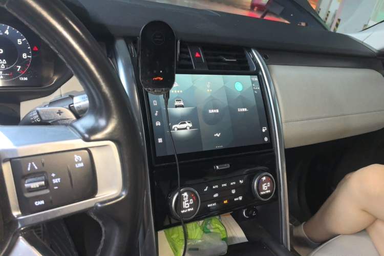 Used Land Rover Discovery 2021 360 PS R-Dynamic SE Audio And AC Panel