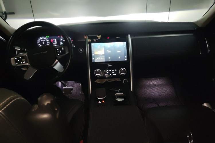 Used Land Rover Discovery 2021 360 PS R-Dynamic SE Center Console