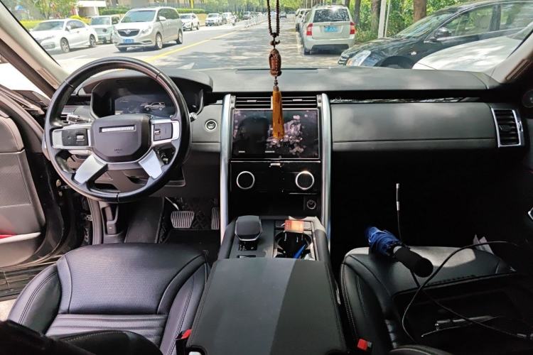 Used Land Rover Discovery 2021 300PS S Center Console