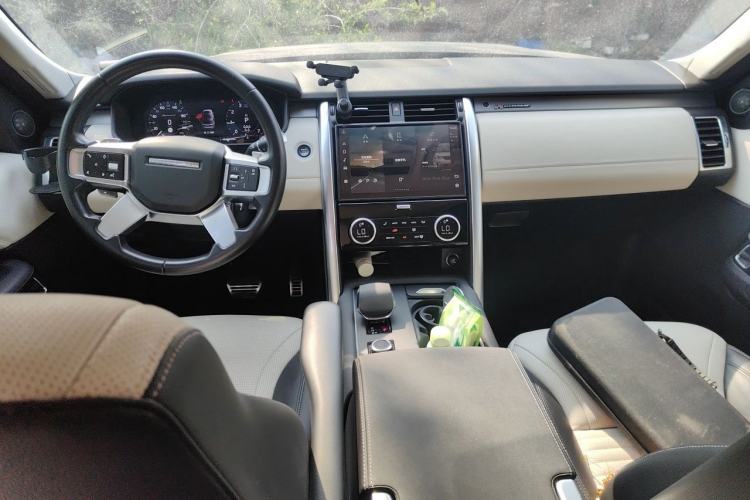 Used Land Rover Discovery 2021 360 PS R-Dynamic S Center Console