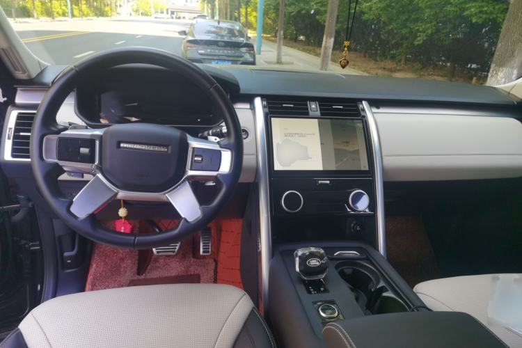 Used Land Rover Discovery 2021 360 PS R-Dynamic S Center Console