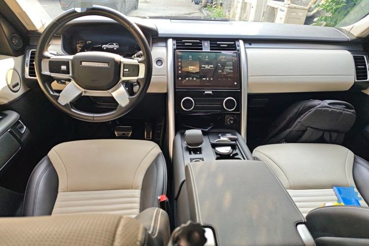 Used Land Rover Discovery 2021 360 PS R-Dynamic SE Center Console