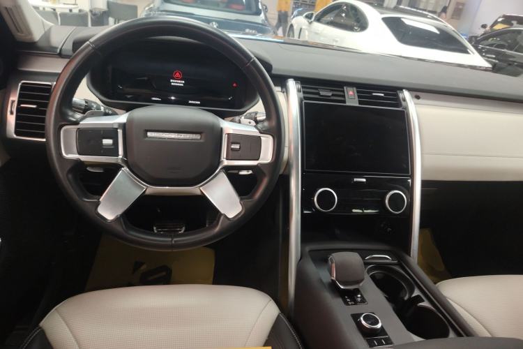 Used Land Rover Discovery 2021 360 PS R-Dynamic SE Center Console