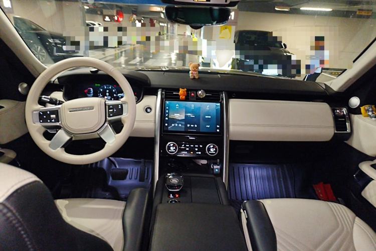 Used Land Rover Discovery 2021 300PS S Center Console