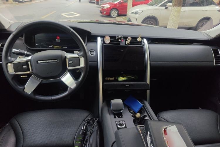 Used Land Rover Discovery 2021 300PS S Center Console