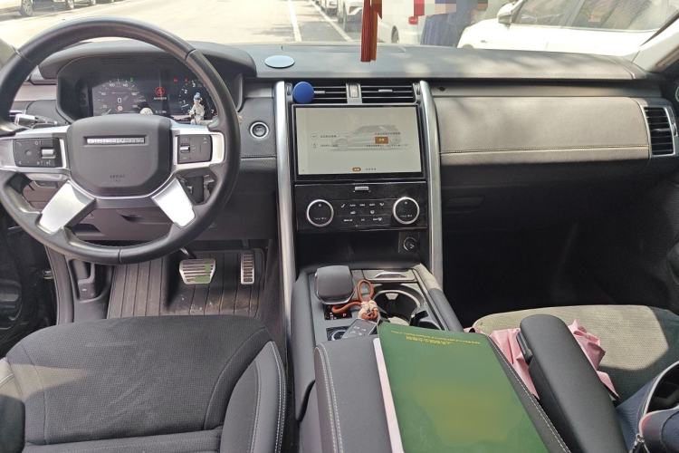 Used Land Rover Discovery 2021 360 PS R-Dynamic S Center Console