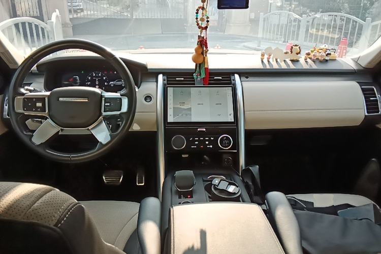 Used Land Rover Discovery 2021 360 PS R-Dynamic SE Center Console