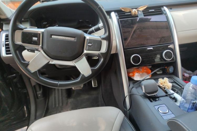 Used Land Rover Discovery 2021 360 PS R-Dynamic S Center Console