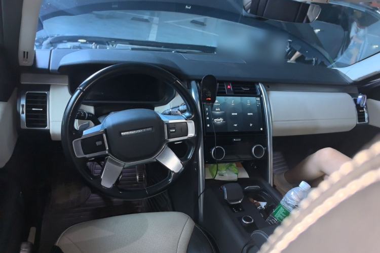 Used Land Rover Discovery 2021 360 PS R-Dynamic SE Center Console