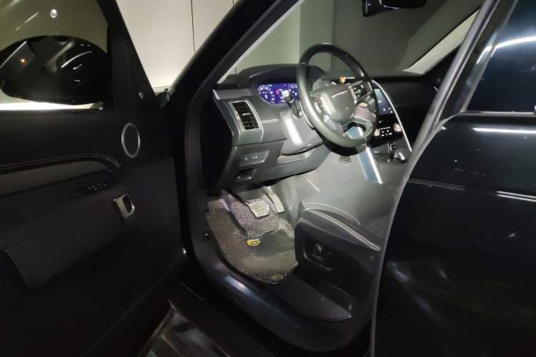 Used Land Rover Discovery 2021 360 PS R-Dynamic SE Driver Seat