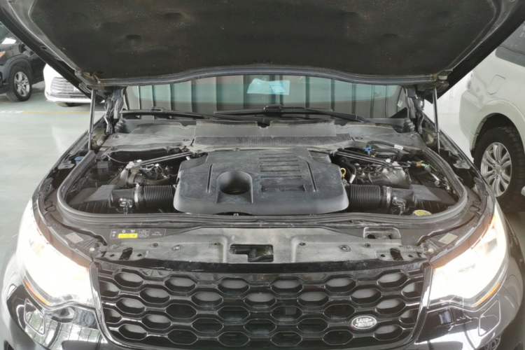 Used Land Rover Discovery 2021 360 PS R-Dynamic SE Engine Bay
