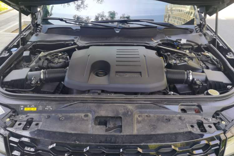 Used Land Rover Discovery 2021 360 PS R-Dynamic S Engine Bay