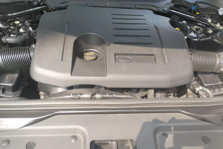 Used Land Rover Discovery 2021 360 PS R-Dynamic SE Engine Bay