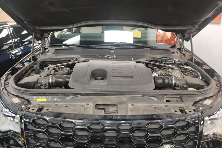 Used Land Rover Discovery 2021 360 PS R-Dynamic SE Engine Bay