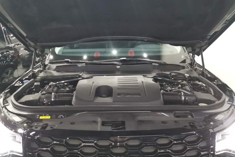 Used Land Rover Discovery 2021 360 PS R-Dynamic SE Engine Bay
