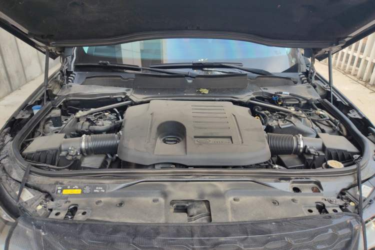 Used Land Rover Discovery 2021 360 PS R-Dynamic SE Engine Bay