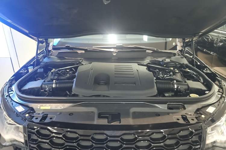 Used Land Rover Discovery 2021 360 PS R-Dynamic SE Engine Bay