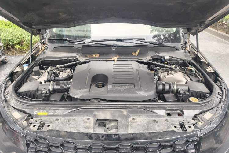 Used Land Rover Discovery 2021 360 PS R-Dynamic S Engine Bay