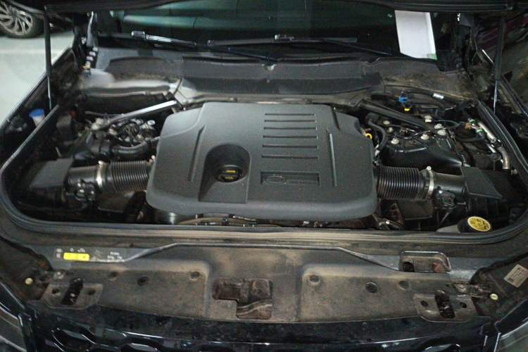 Used Land Rover Discovery 2021 360 PS R-Dynamic S Engine Bay