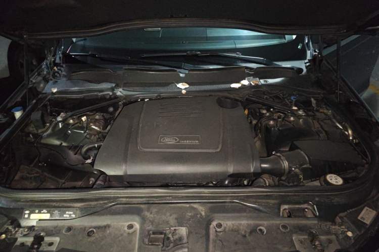 Used Land Rover Discovery 2021 300PS S Engine Bay