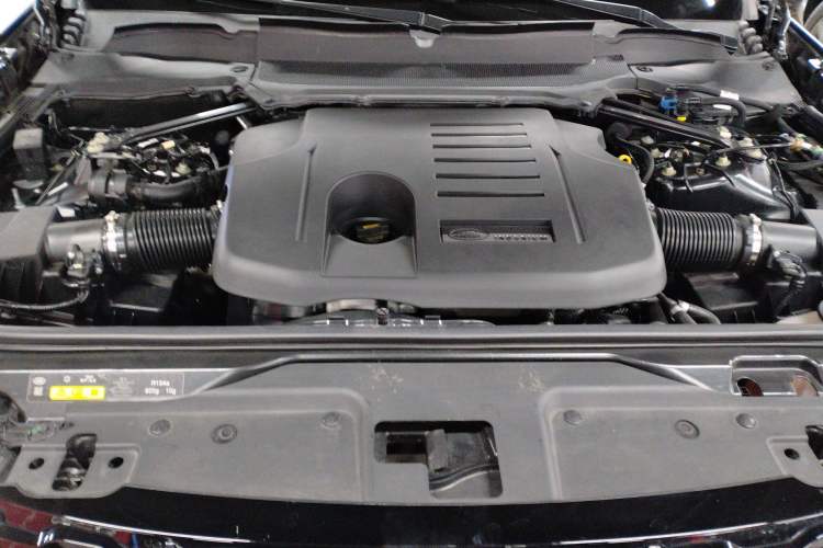 Used Land Rover Discovery 2021 360 PS R-Dynamic SE Engine Bay